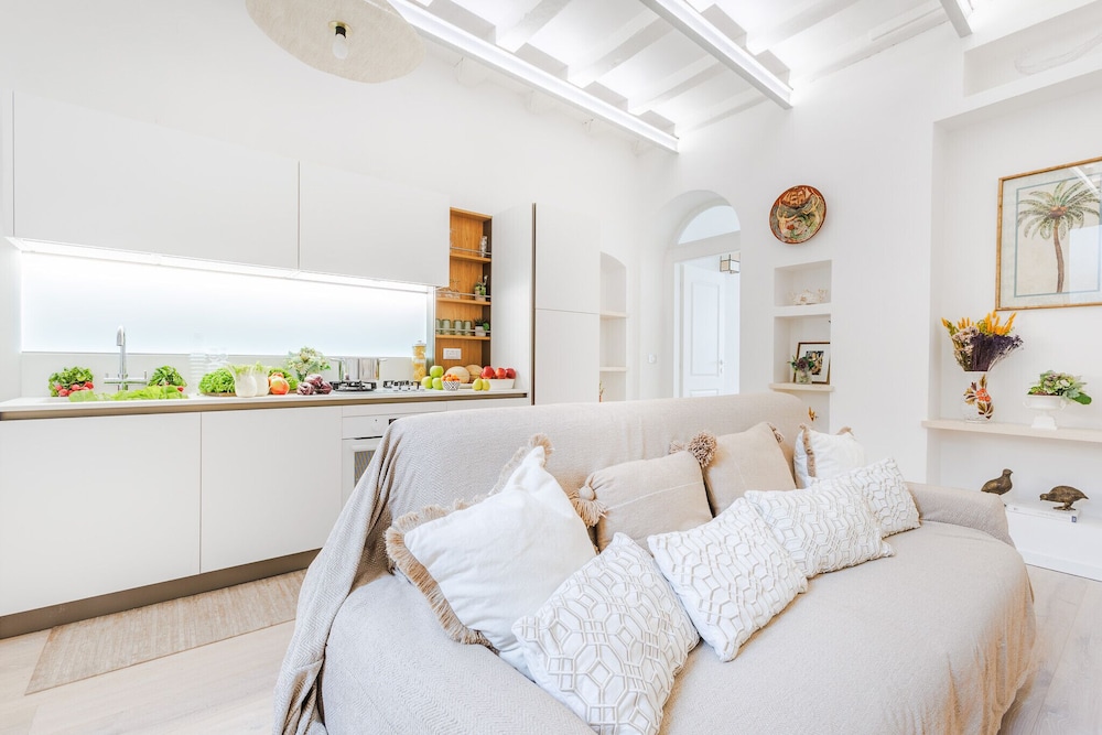Casa Joyce in Lucca With 1 Bedrooms and 1 Bathrooms