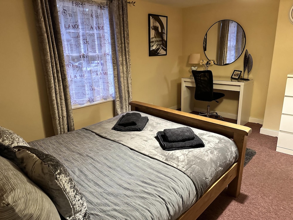 Llanidloes - Sleeps 7 - Parking - Pet Friendly