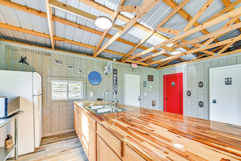 Secluded on 10 Acres: Livingston Getaway w/ Sauna!