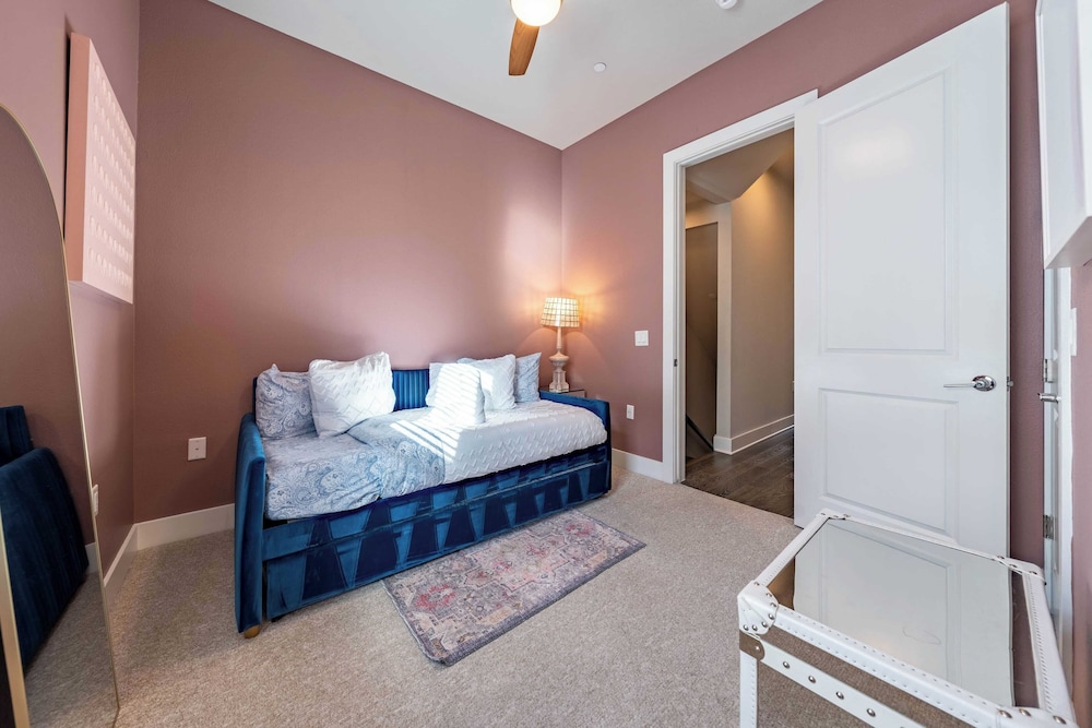 Modern Home, Private Balcony, Near Rainey & Lady Bird Lake Haus of Z