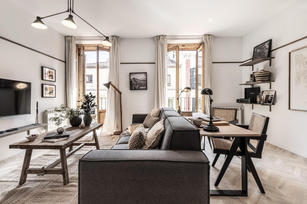 Broto - 4 Bedrooms in Malasa a