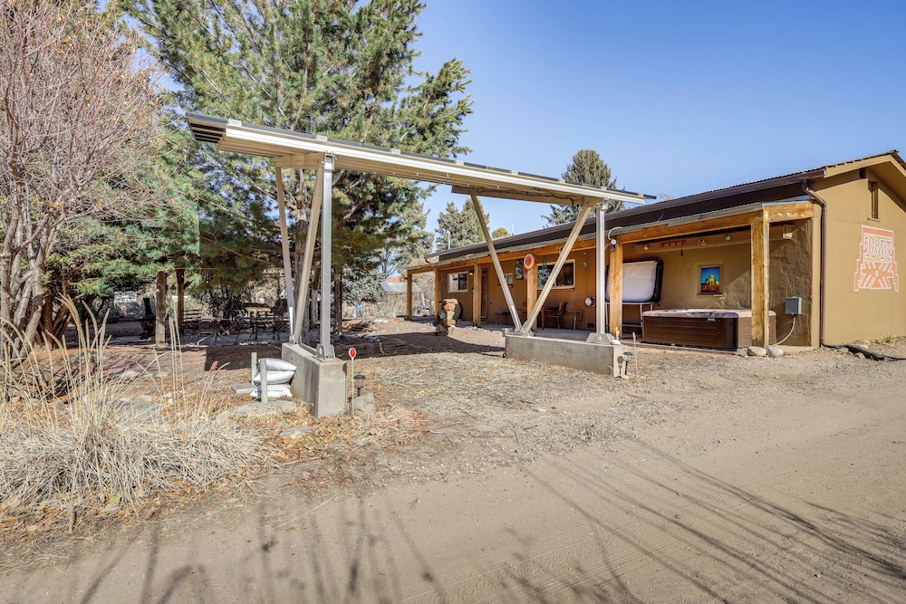 Artsy Studio w/ Patio: 25 Mi to Santa Fe