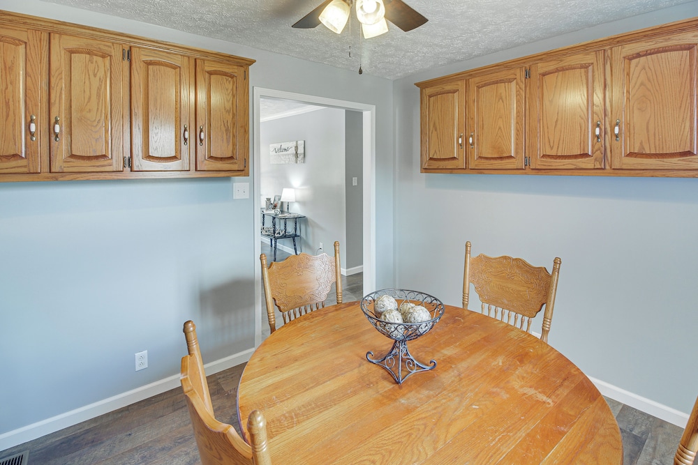 7 Mi to Barren River Lake: Quiet Getaway w/ Yard!