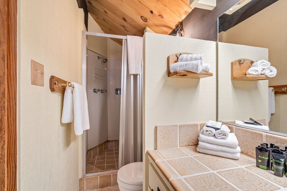 Awesome House Above The Lake/pets Welcome 2 Bedroom Home by Bear Valley Vacation Rentals