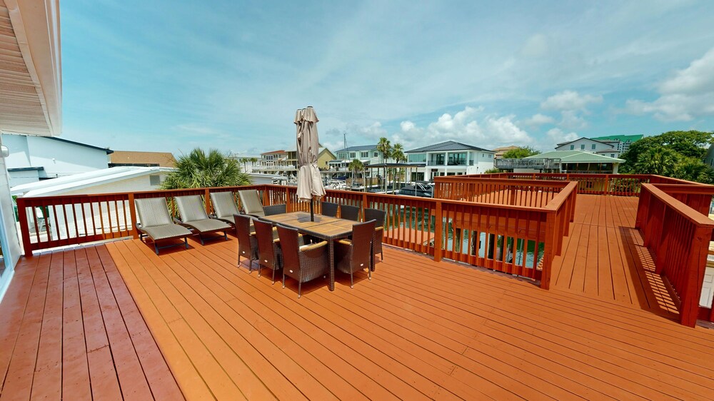 Canal Breeze Cottage 4 Bedroom Home