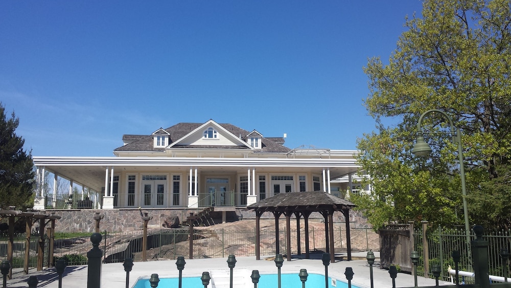 The Burleigh Falls Inn & Suites