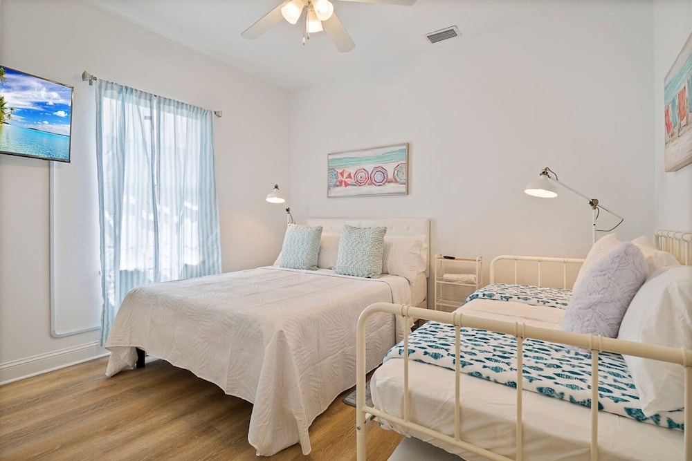 Villa LAS Palmas Beautiful Fenced-in Pool Home With Spa- Sleeps 8