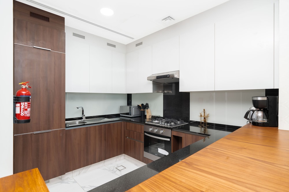 SIMPLY COMFORT Urban Chic Suites in J One Tower City & Canal Views