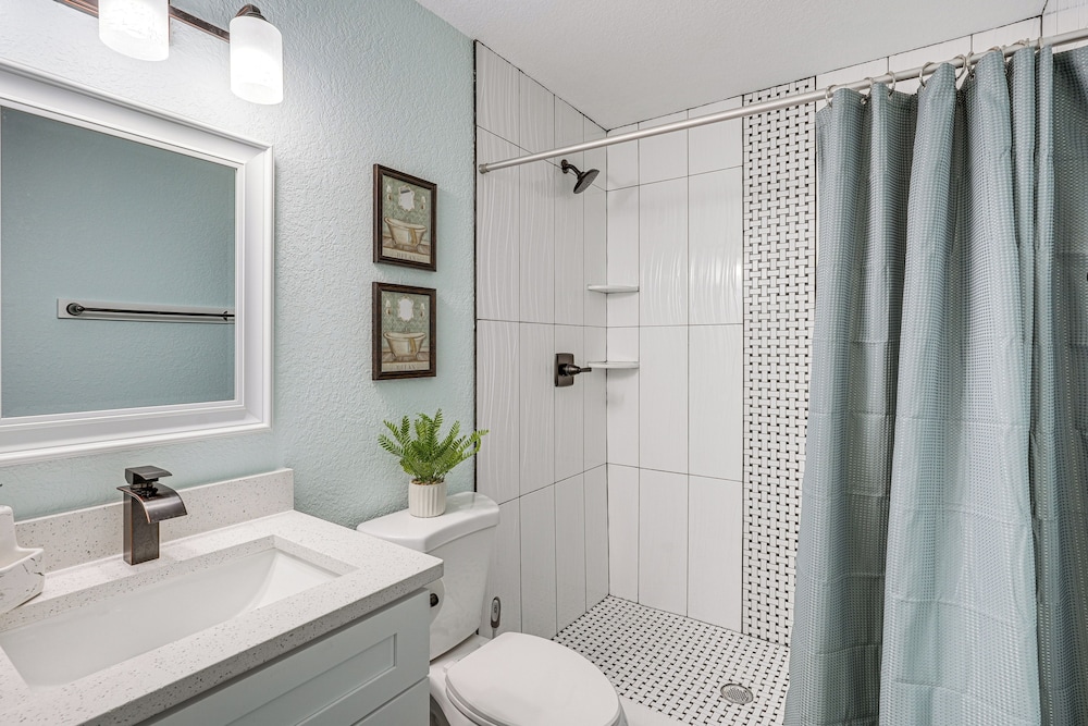 12 Mi to Dtwn Tampa: Vibrant Home w/ Outdoor Space