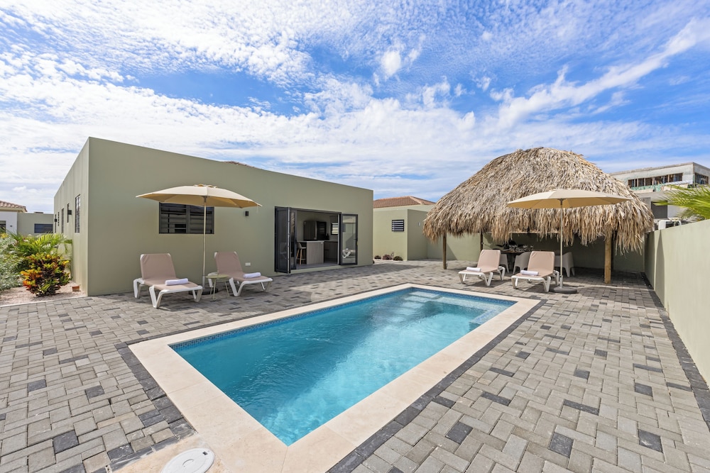 Infinity Blue villa with private pool at Mambo Beach