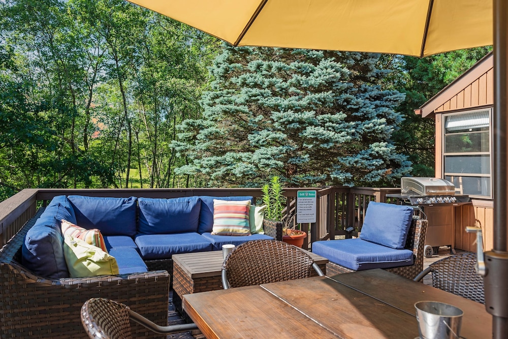 Waterside Haven by Avantstay Lakefront Hot Tub Game Room Fire Pit