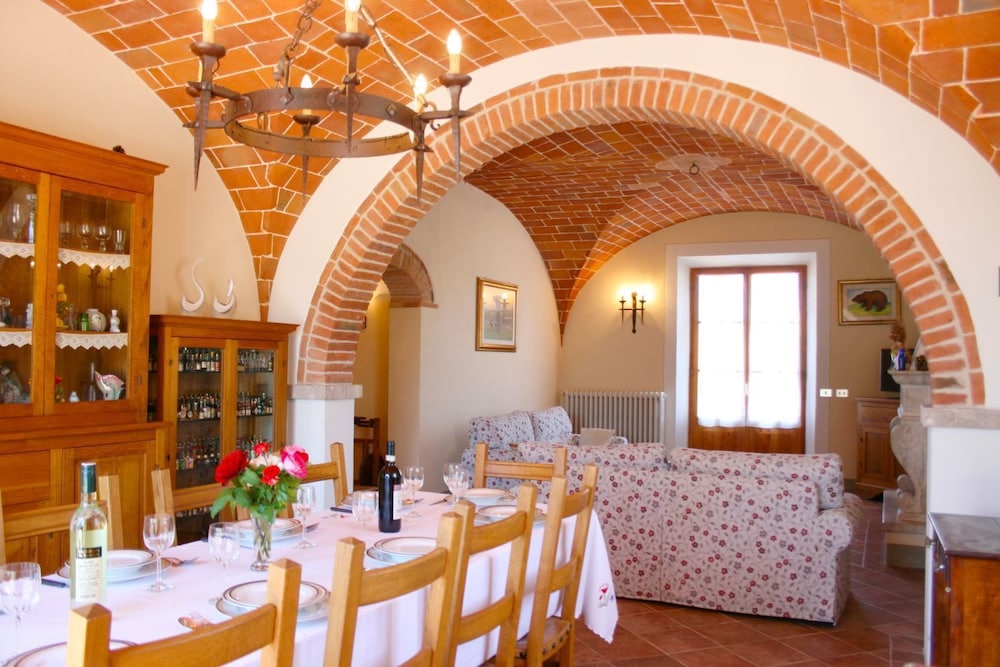 Stunning private villa for 8 guests with private pool, WIFI, TV, terrace, pets allowed and parking