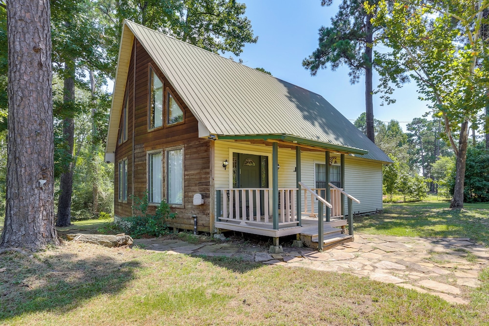 Wraparound Porch: Toledo Bend Reservoir Retreat!
