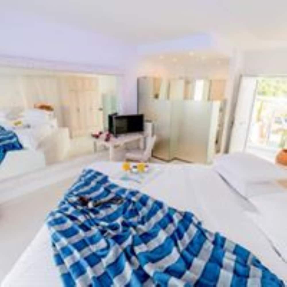 Kouros Home Hotel