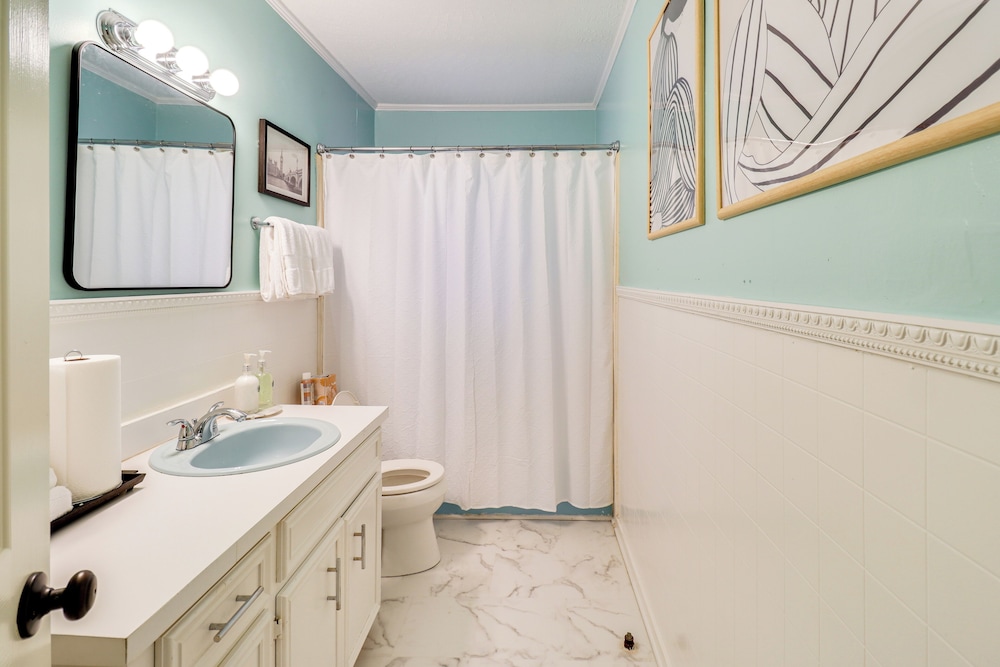 3 Mi to Mississippi Stadium: Cozy Jackson Getaway!
