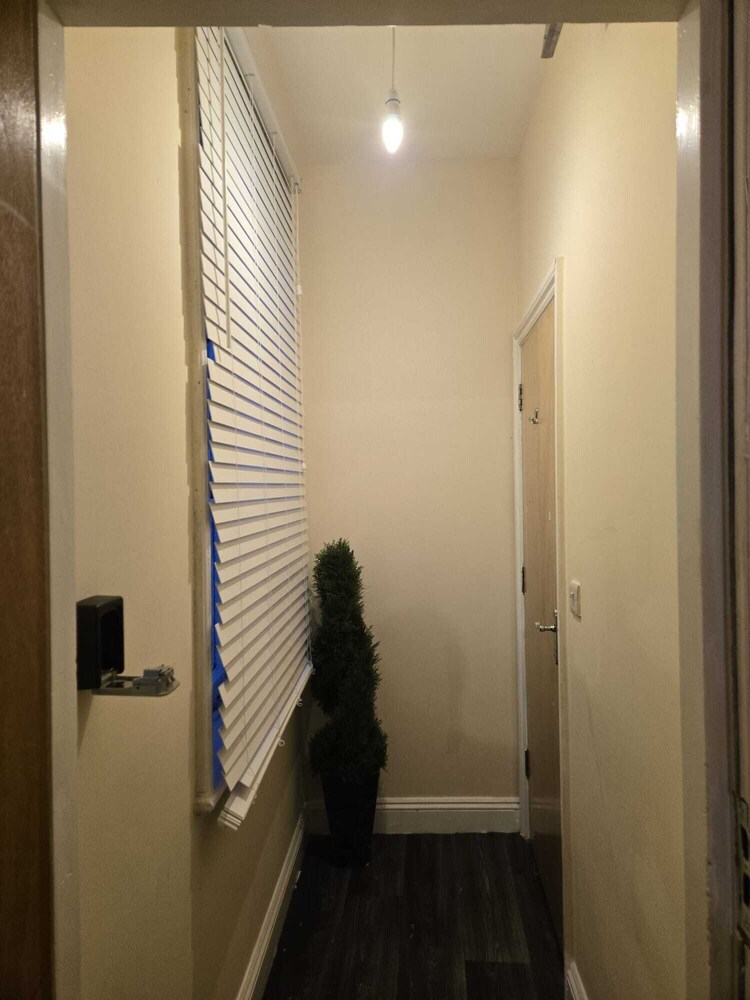 Charming Wolverhampton Apartment With Private Entrance