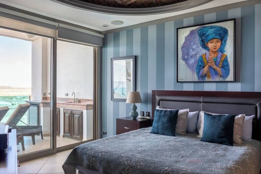 Luxury Beachfront Condo on Sandy Beach