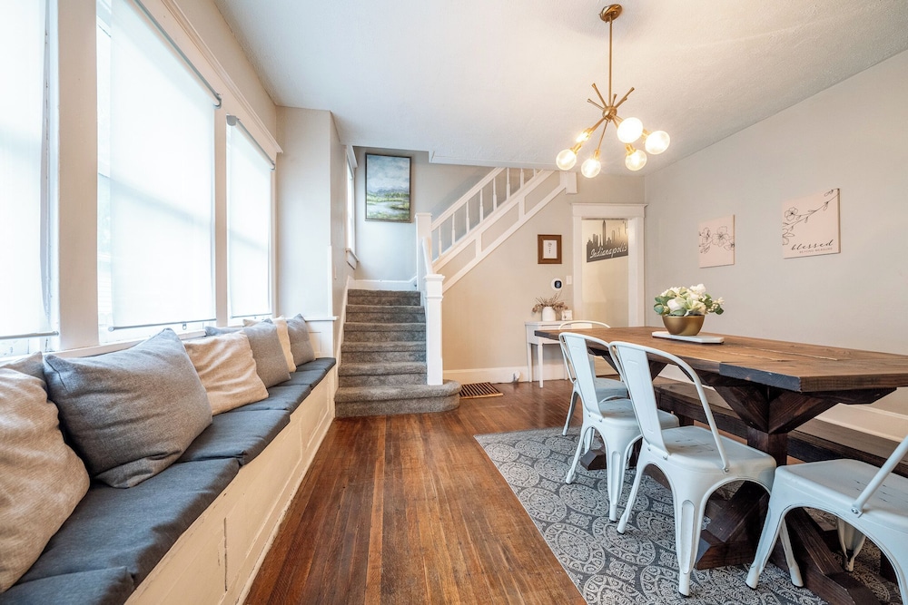 Spacious Duplex for 14 in Downtown
