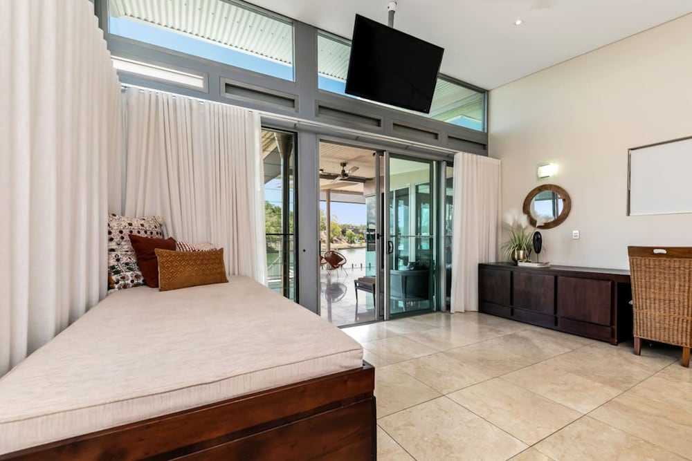 Water-front Paradise Pool - BBQ - Balcony Dining