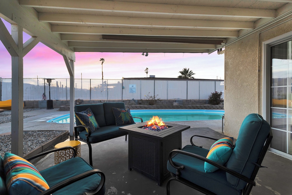 6 Mi to Joshua Tree: Home w/ Outdoor Oasis & View!