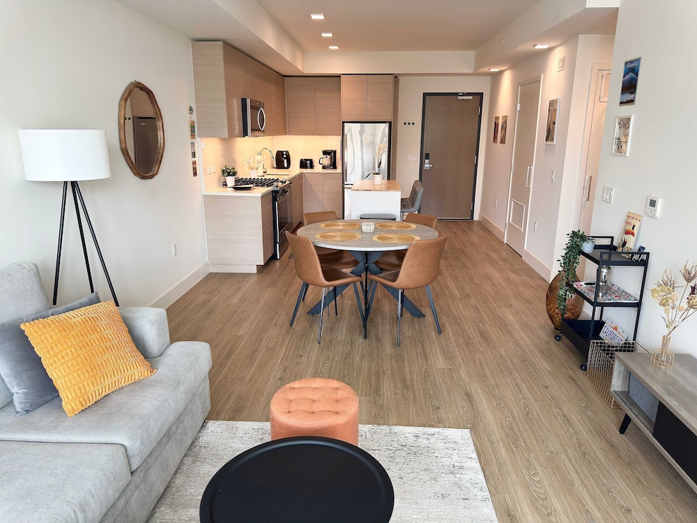 NEW Upscale Downtown San Diego Stay Queen Bed Pool Sauna