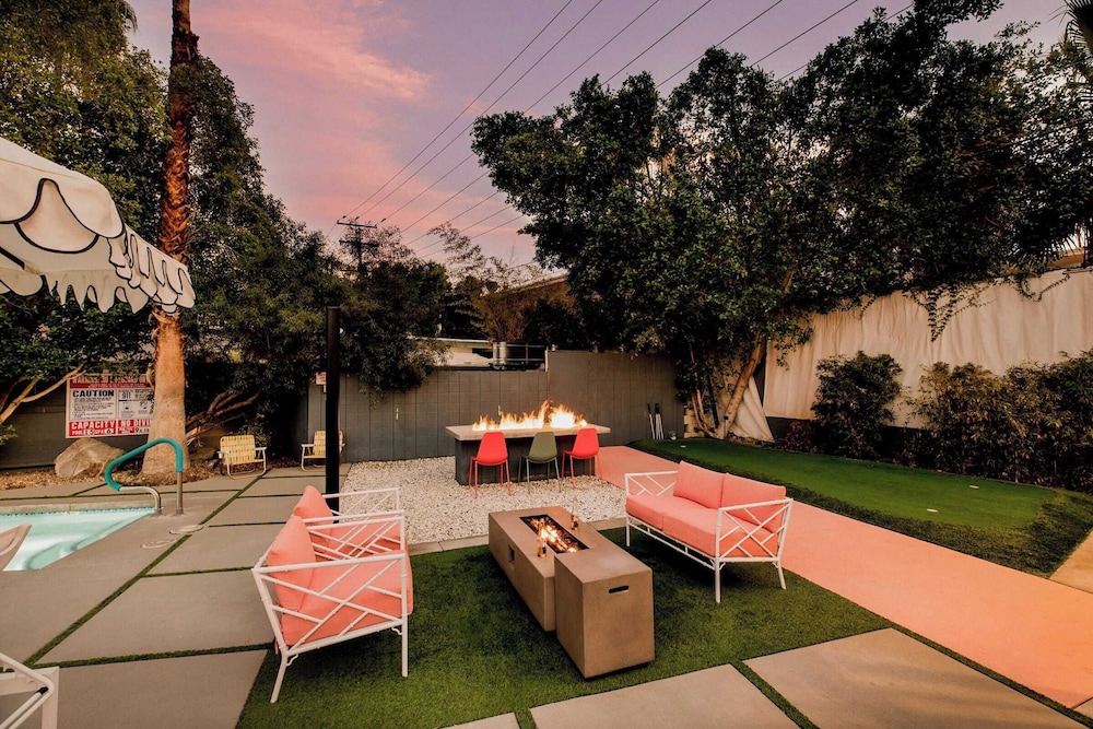 3 Private 1 Bedroom Units at The Wesley! Sleeps 12!