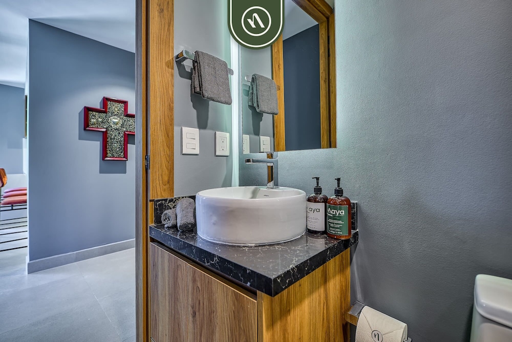 Luxury 2 BR Condo in the Jungle - Oceanview Pool
