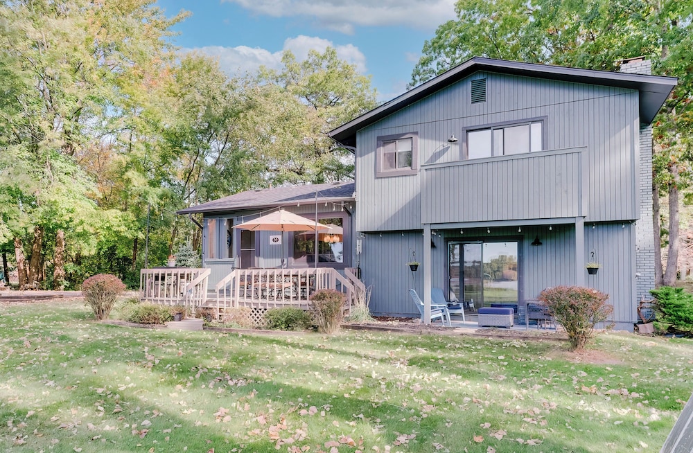 Lakefront Orion Twp. Home w/ Fire Pit & Kayak!