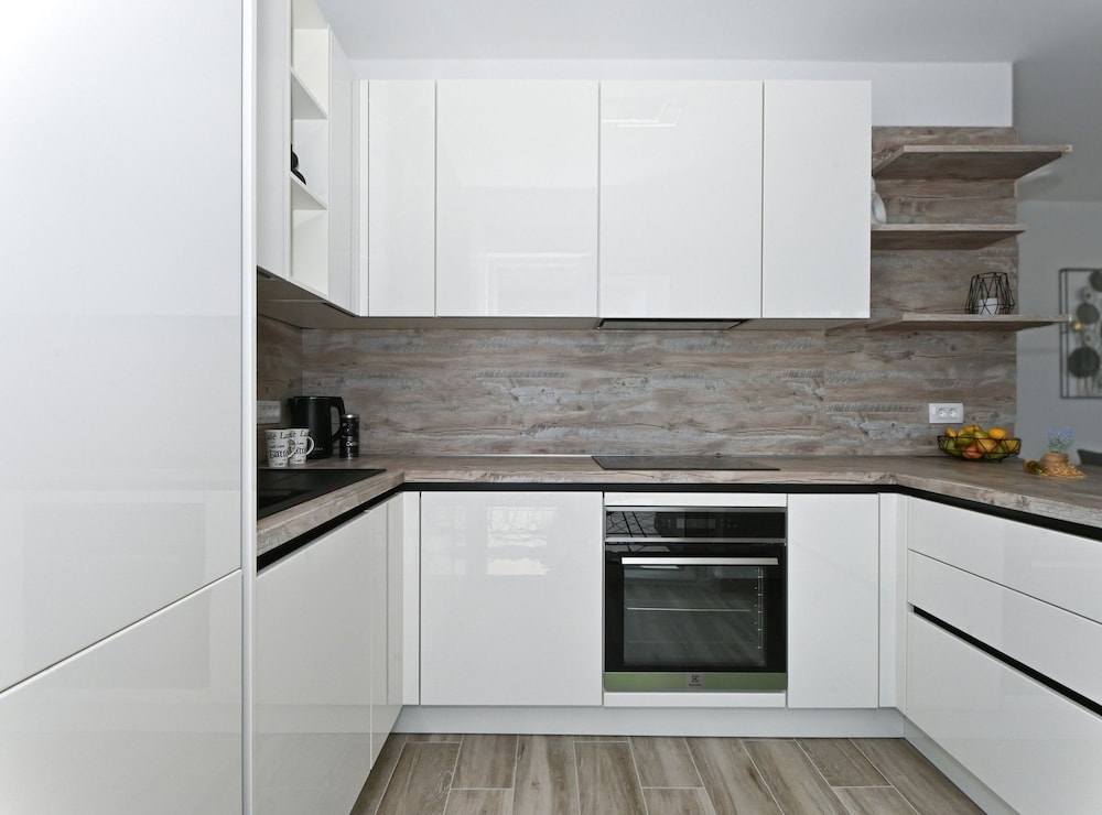 Stylish Kaštela Apartment With Modern Amenities and Free Parking