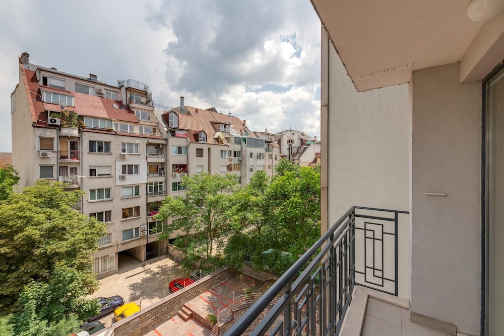 Bright and Newly Refurbished Apartment Near Center