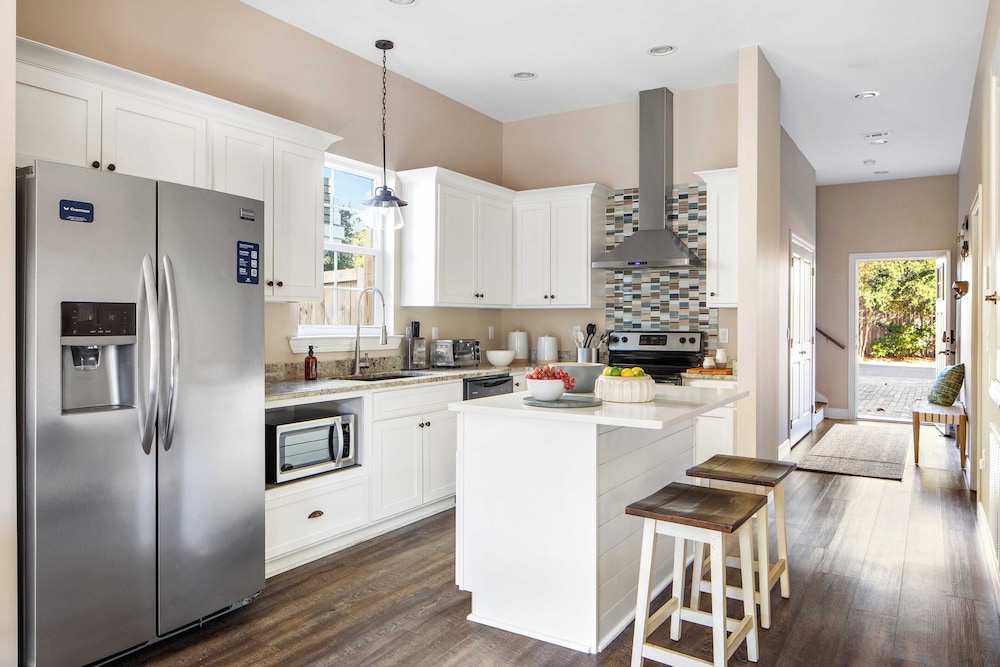 Sleeps 18! Private Pool, Hot Tub, Near Beach Miramar Dream House by Avantstay