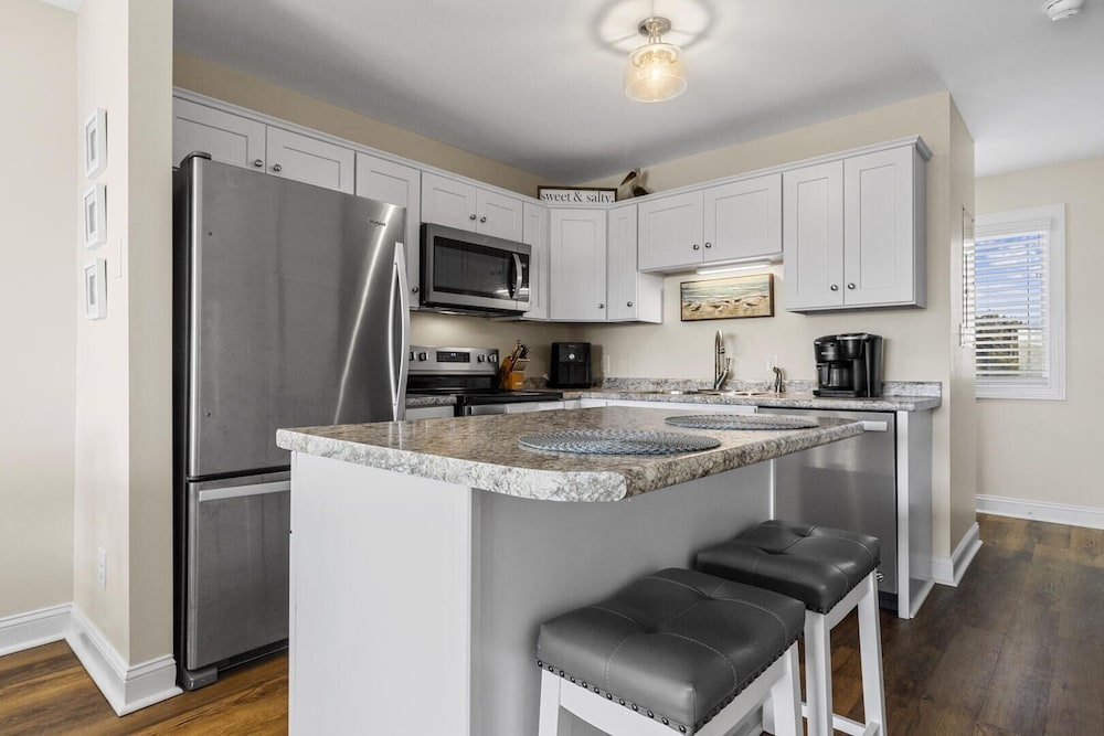 The Salty Pelican 2 Bedroom Townhouse by RedAwning view 4