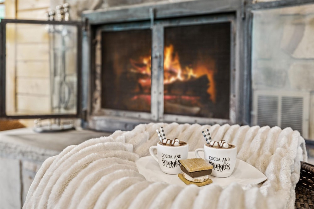 Golf Resort Cabin w Hot Tub Firepit Pool