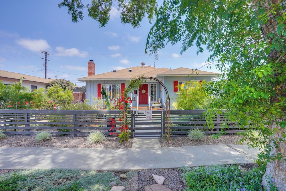 2 Mi to Cal State Long Beach: Bungalow w/ Hot Tub!