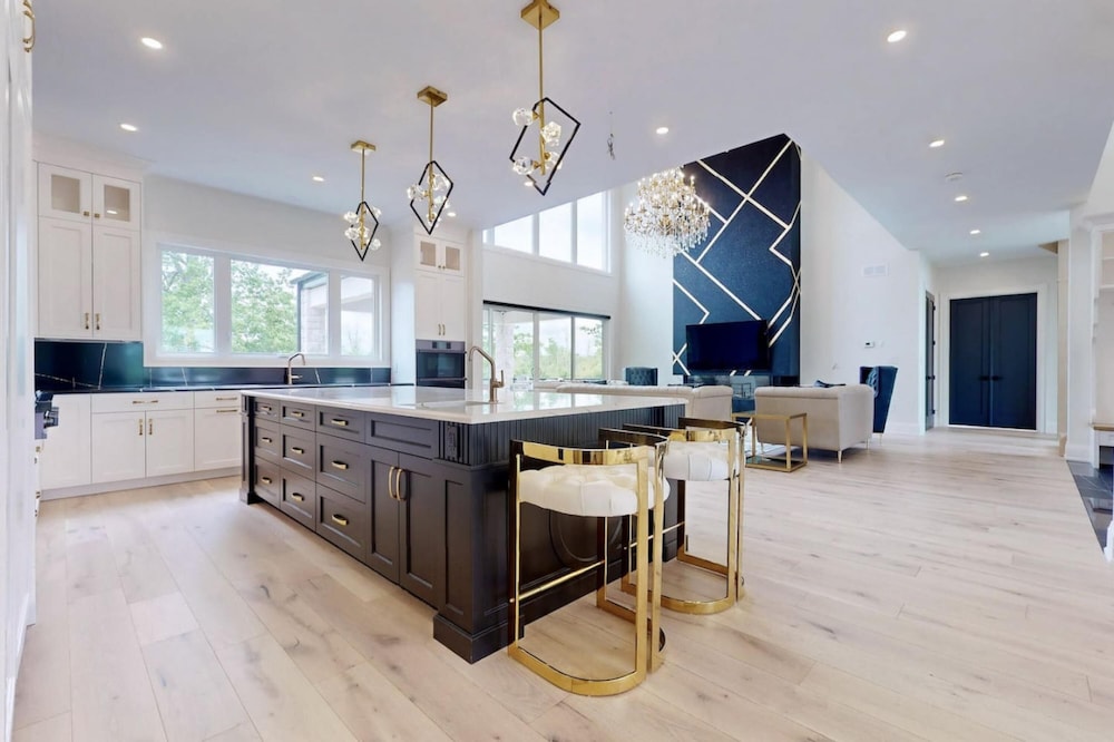 Lucky Mansion Luxury Villa in Fort Erie
