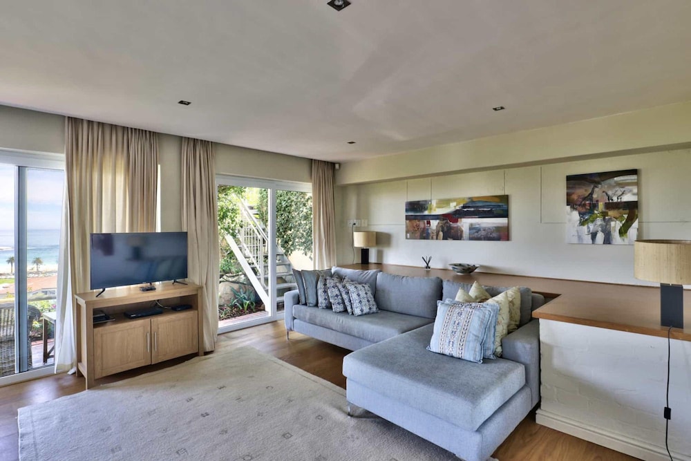 Camps Bay Home w Pool Garden Sea View Tree Villa