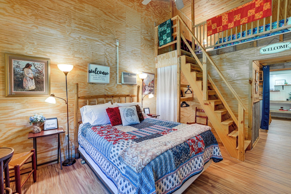 Lake Butler Cabin on 5 Acres w/ Fire Pit!