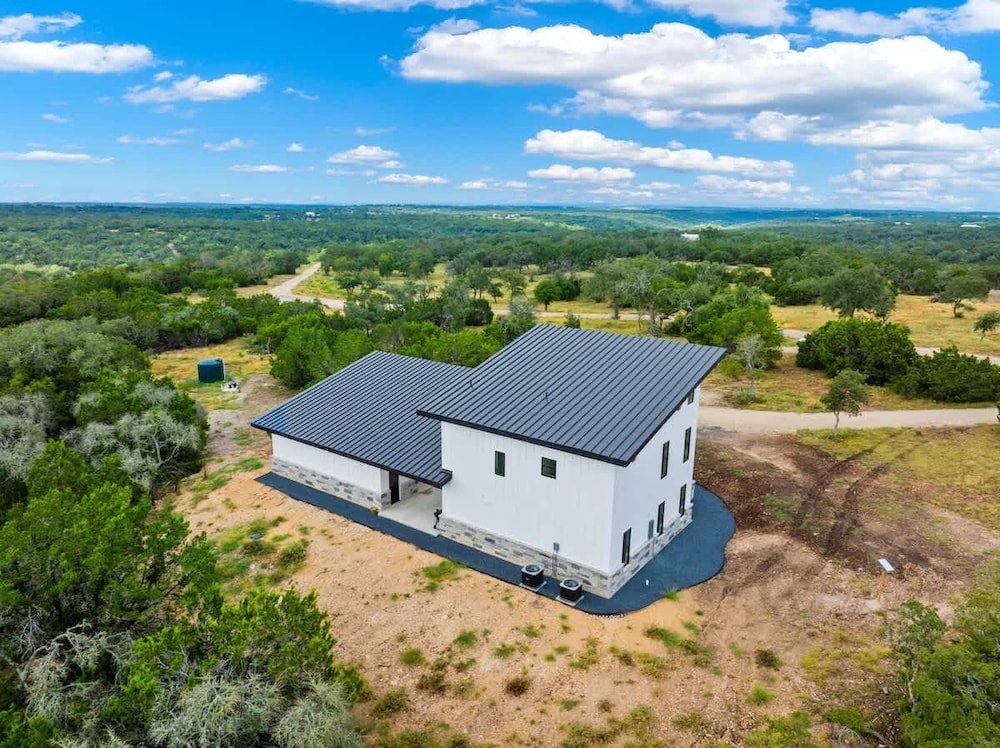 Hill Country Escape W/views Plus, Hot-tub and Pet Friendly!