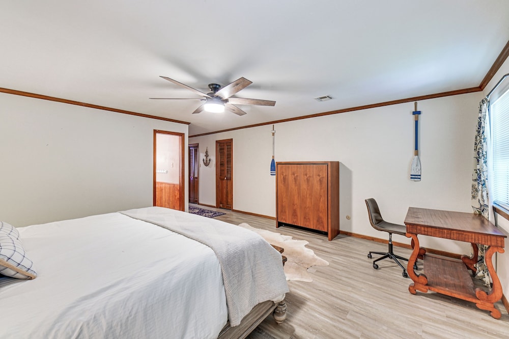 Home w/ Lake Texoma View, Game Room & Bar