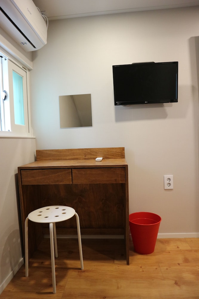 Zzzip Guest House - Hostel
