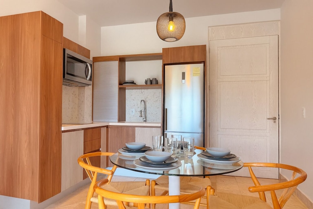 LUX 1 BDR OCEAN VIEW 1 BLOCK TO BEACH