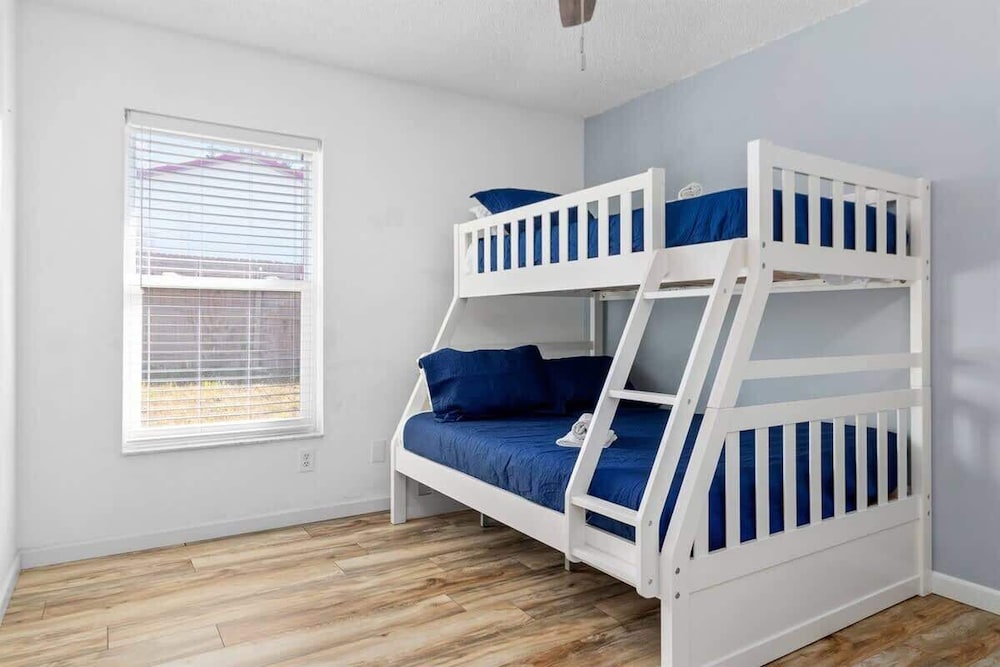 Spring Hill, 4 Bedroom, Pool & Golf Course!
