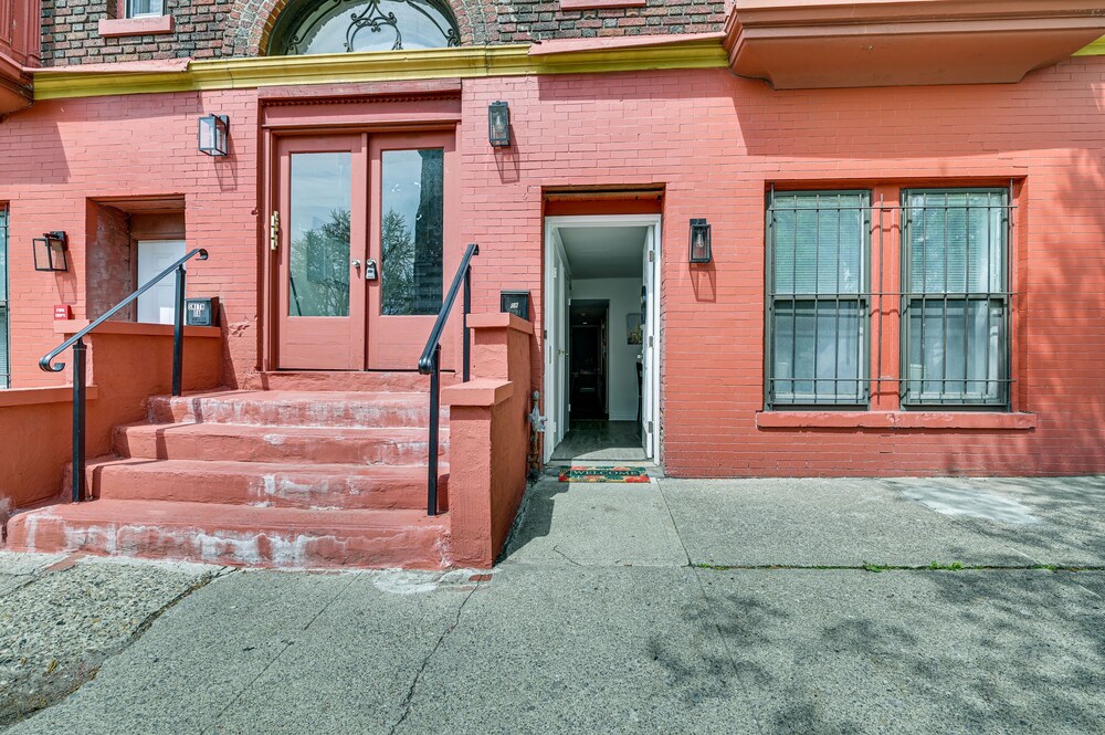 Walk to Downtown Albany: Ten Broeck Triangle Apt! view 3