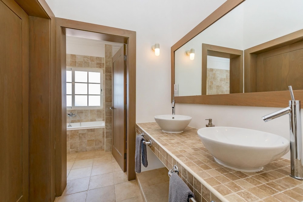 Beautiful 5-bdr 2 Levels Villa for Rent in Punta Cana - Golf Front With Pool Jacuzzi Maid view 3