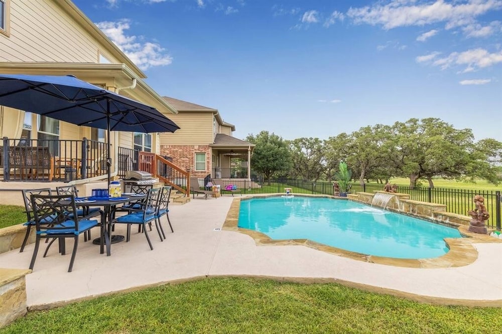 Serene Views Ideal For Long Stays Heated Pool