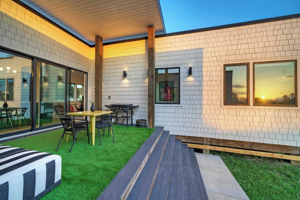 Sleeps 20 2 Modern Homes w/ Private Pool, Deck+patio 3-min Walk to the Beach
