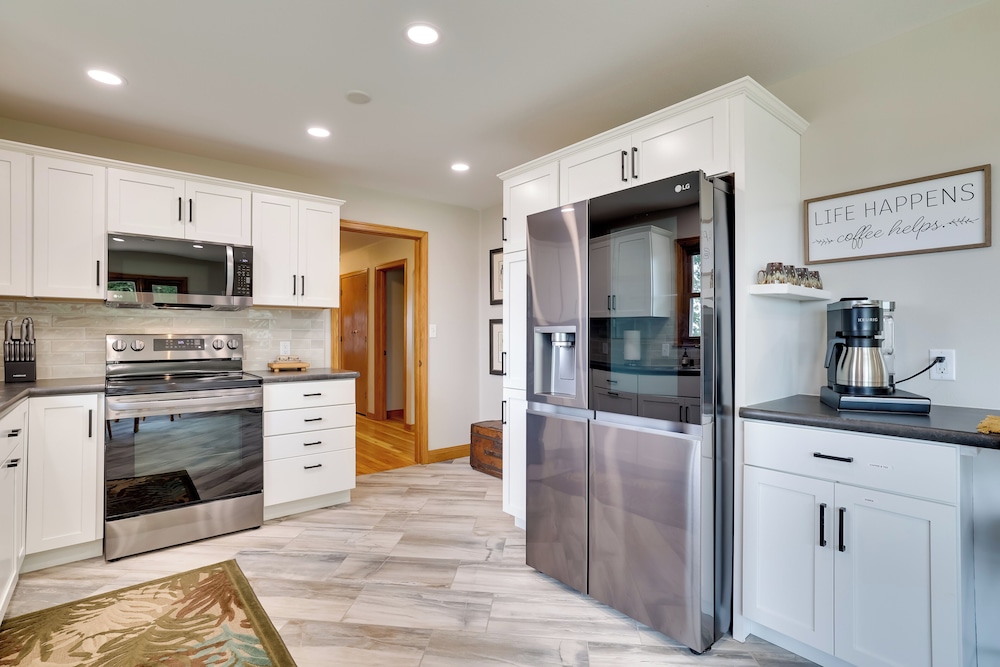 3 Mi to Lake Onalaska: Quaint Home w/ Prairie View
