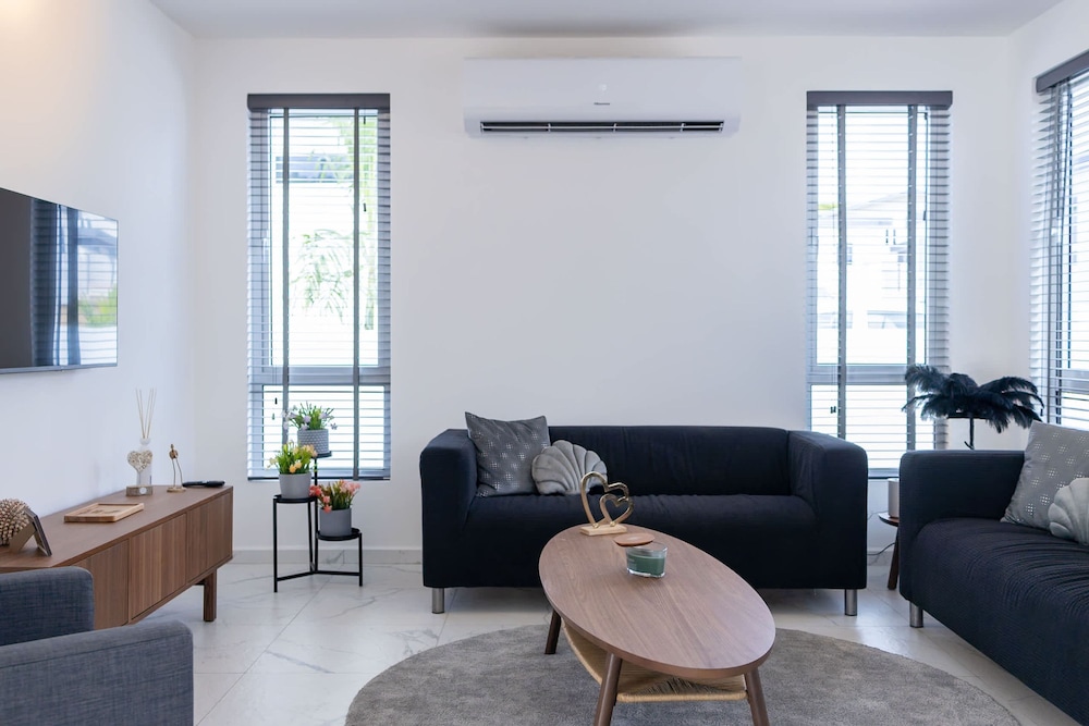 Modern Garden Villa Near Jan Thiel Mambo