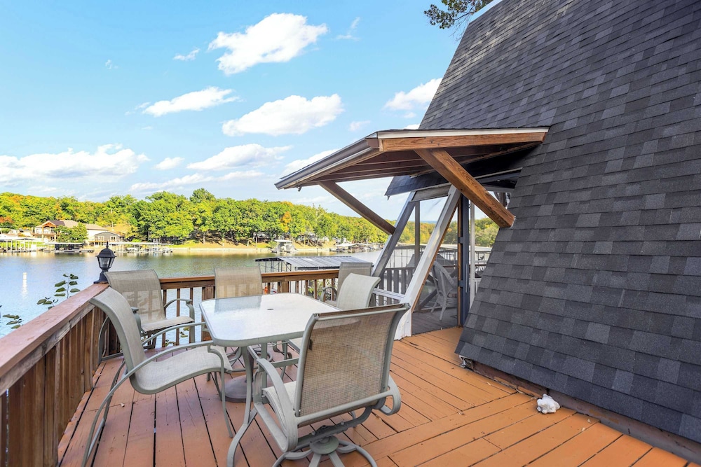 Sunrise Oasis - Enjoy Lakefront Living