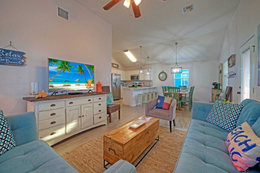 Purple Parrot by Avantstay Heated Pool, Beach Access & Central Port A Location